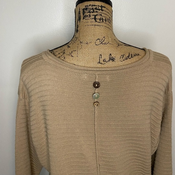 Kulu-B Women's Tunic Sweater Size M Tan V-Neck Mother Pearl Button Waffle Knit - Picture 4 of 11